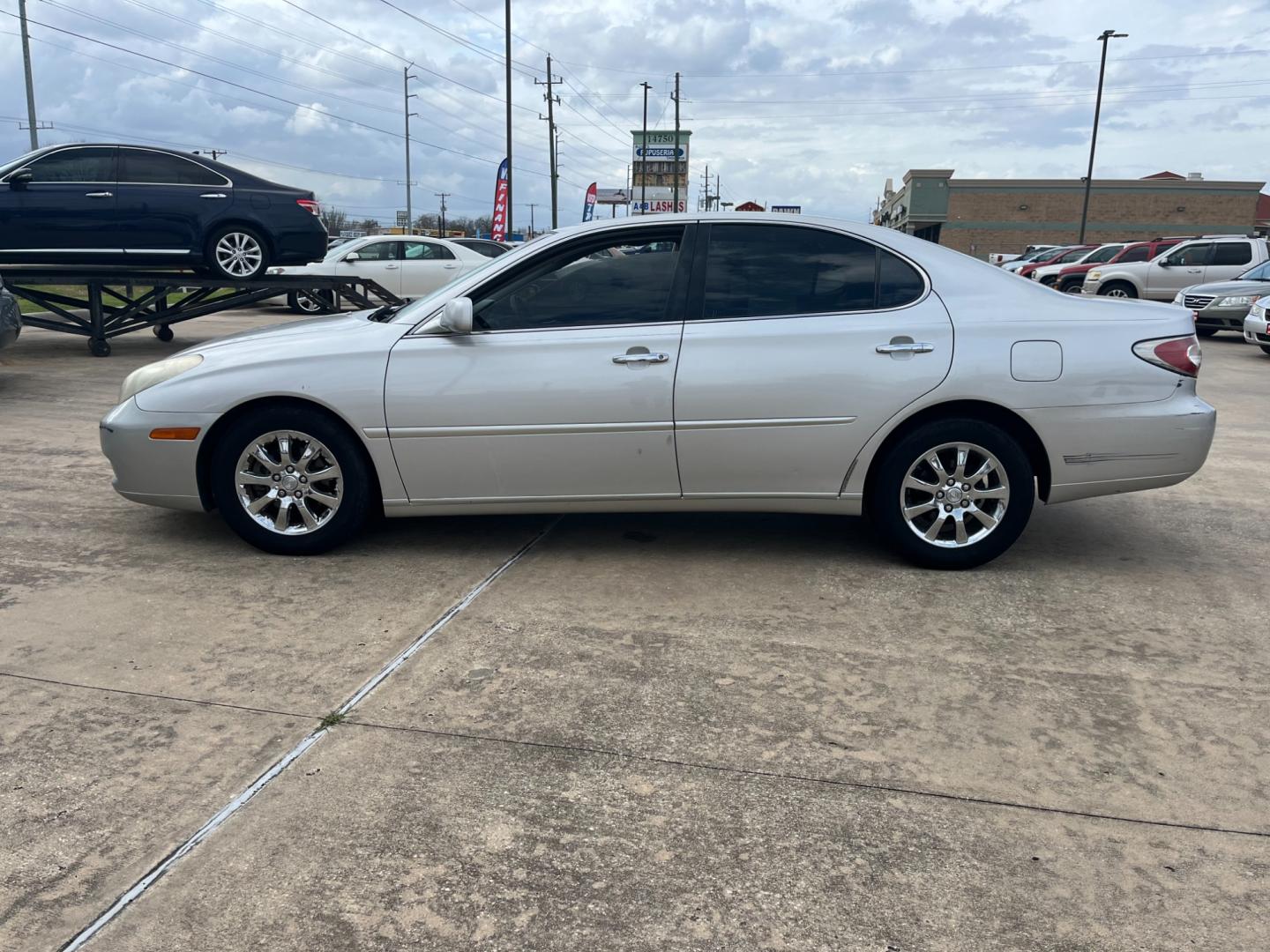 2003 SILVER /gray Lexus ES 300 Sedan (JTHBF30G135) with an 3.0L V6 DOHC 24V engine, 5-Speed Automatic Overdrive transmission, located at 14700 Tomball Parkway 249, Houston, TX, 77086, (281) 444-2200, 29.928619, -95.504074 - Photo#3